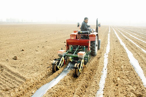 农民自发探索新机械 农机市场空白待填补 www.kndj.net